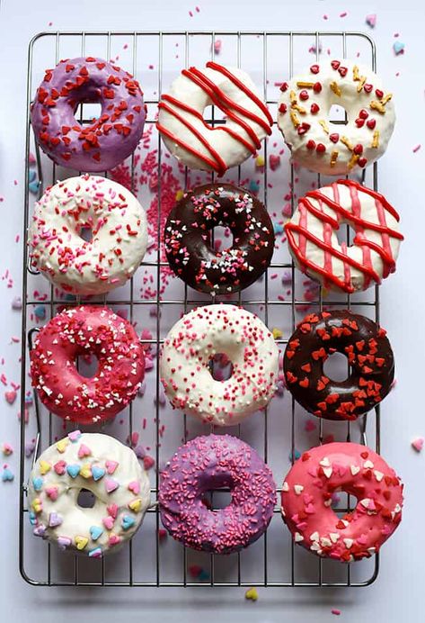 Donat Glaze, Beignets Cuits, Red Velvet Donuts, Valentines Treats, Donut Design, Cute Donuts, Delicious Donuts, Chocolate Donuts, Donut Glaze