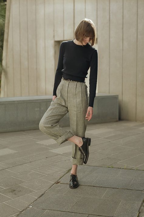 Menswear Pants Women Outfit, Tapered Trousers Outfit Casual, Tapered Dress Pants Outfit, Relaxed Work Wear, Vintage Office Clothes, Women Trouser Outfit, High Waisted Tapered Pants Outfit, Tapered Pants Outfit Casual, Colored Trousers Outfit