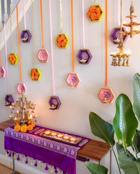 Diwali Porch Decor, Diwali Entryway Decor, Bay Decoration Themes Office Diwali, Home Mandir Decoration Ideas, Welcome Decoration Ideas Home Indian, House Warming Decorations Indian, Diwali Wall Decoration, Puja Decor, Mandir Decoration