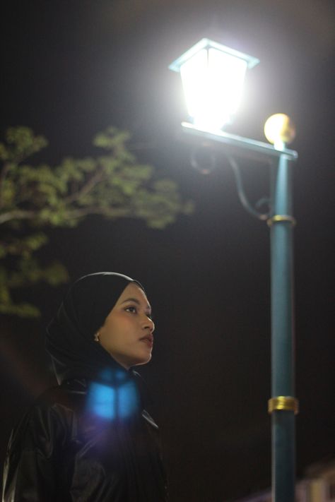 Poses Under Street Light, Street Lamp Photoshoot, Cinematography Photoshoot, Night Street Photography, Night Photoshoot, Night Vibe, Foto Inspo, Rim Light, Night Street