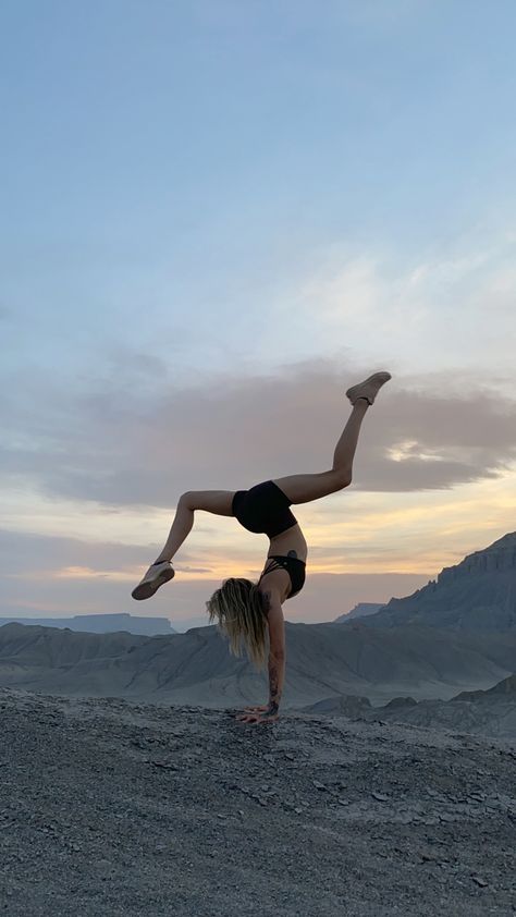 Girl doing handstand in Utah on a ridge. In Caineville Utah. Cool Handstand Poses, Vision Board Gymnastics, Tumbling Aesthetic Photos, Hand Stand Aesthetic, Walking Handstand, Handstand Aesthetic, Handstand Poses, Acrobatic Poses, Sporty Girl Aesthetic
