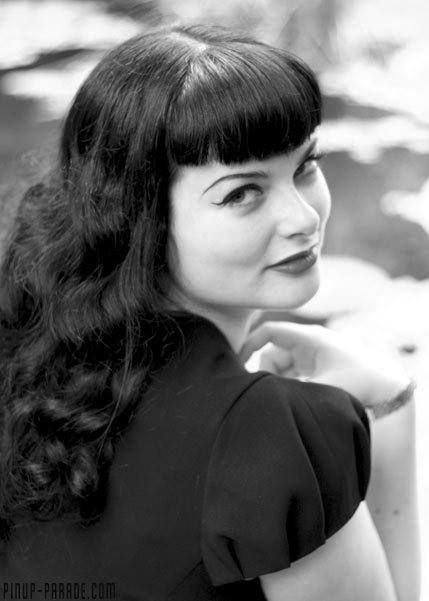 Bettie Page Style Hair Long Hair 1950s, 1950s Hairstyle, Betty Bangs, Vintage Hairstyles For Long Hair, Surf Hair, 1950s Hairstyles, Estilo Pin Up, Gothic Hairstyles, Twilight Film