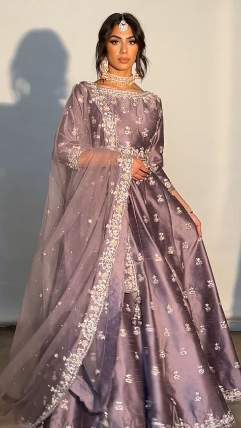 Modest Desi Wedding Dresses, Modest Asian Wedding Dresses, Bridesmaids Pakistani Dresses, Lilac Wedding Dress Pakistani, Outfit Ideas For Reception, Desi Wedding Outfit Ideas, Lilac Pakistani Wedding Dress, Lilac Pakistani Dress, Pastel Pakistani Dress