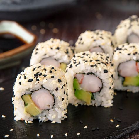 A japanese recipe of california roll made of sushi rice . A California roll or California maki is a makizushi sushi roll that is usually rolled inside-out, and containing cucumber, crab or imitation crab, and avocado. Surimi Sushi, California Roll Recipes, California Roll Sushi, Sushi Sauce, Shrimp Sushi, Spicy Crab, Sushi Menu, California Roll, Pasta E Fagioli