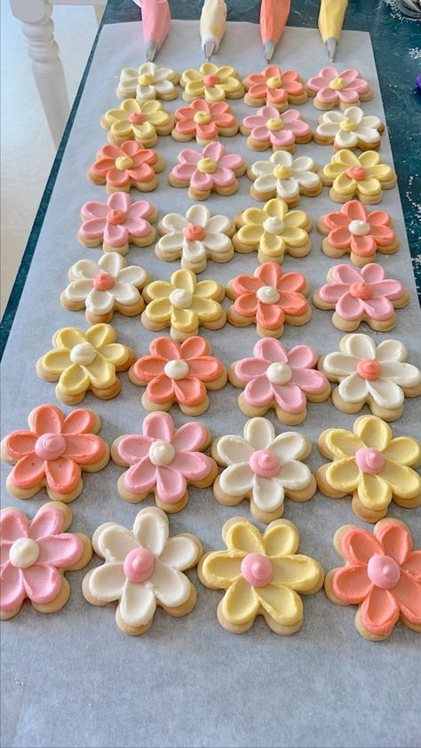 Garden Party Cupcake Ideas, Good Ideas For Parties, Buffet Ideas Food Party, Gourmet Summer Desserts, Floral Party Food Ideas, Garden Theme Treats, 2nd Birthday Daisy Theme, Small Decorated Cakes, Easy Sugar Cookie Decorating Ideas