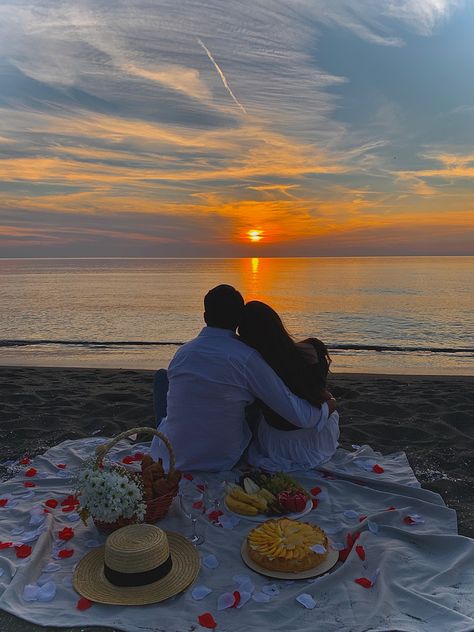 Couple In Picnic, Beach Couple Picnic, Beach Picnic Photoshoot Ideas, Anniversary Beach Picnic, Romantic Beach Picnic Couple, Beach Picnic Couple Photo Ideas, Sea Photoshoot Ideas Couple, Pinic Romantico Aesthetic, Couple Beach Picnic