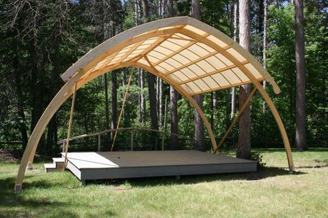 Building the stage cover Outdoor Stage Architecture, Outdoor Stage Ideas, Outdoor Stage Design, Bühnen Design, Outdoor Stage, Bamboo Architecture, Arch House, Outdoor Theater, Backyard Pavilion