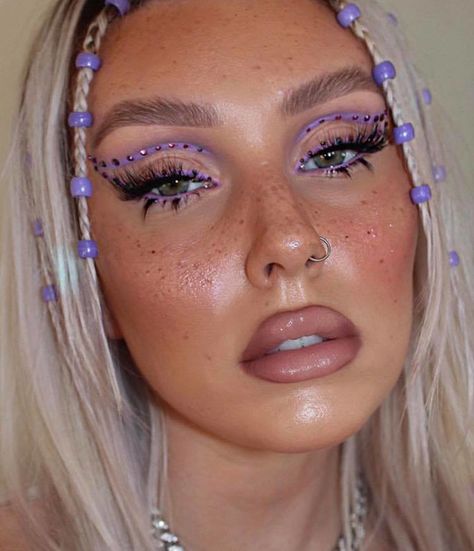 Purple Eye Makeup With Rhinestones, Purple Rave Hair, Purple Makeup Looks With Rhinestones, Purple Makeup With Rhinestones, Lilac Purple Makeup Looks, Purple Makeup With Gems, Purple Gem Makeup, Purple Looks Makeup, Ultra Music Festival Makeup