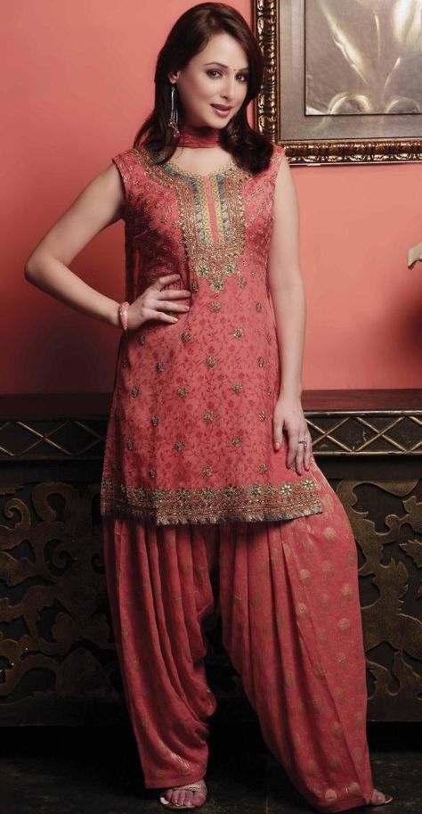 Designer Punjabi Patiala Salwar Kameez Haute Couture, Punjabi Wedding Dress, Punjabi Salwar Kameez, Desi Wardrobe, Patiala Salwar Kameez, Saree Styling, Patiyala Dress, Patiala Salwar Suits, Punjabi Salwar