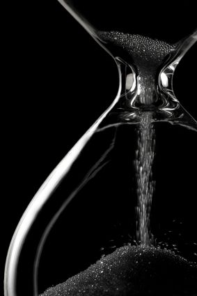 Hourglasses, Ciel Phantomhive, Foto Art, صور مضحكة, White Picture, Jolie Photo, Black White Photos, Foto Inspiration, Photo Images