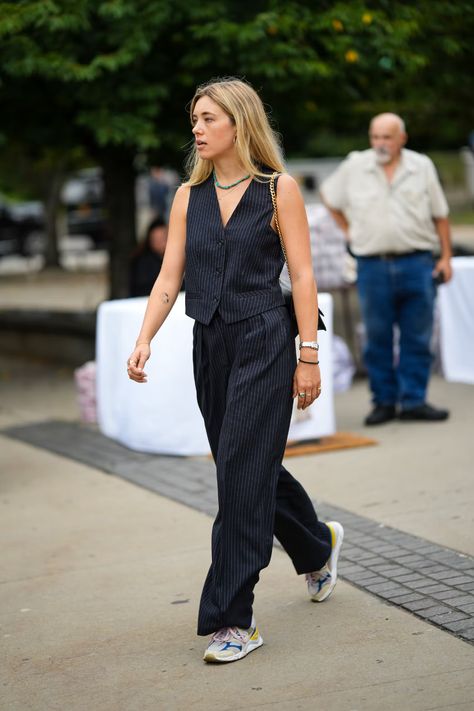 Double Denim, Mode Retro, Fest Outfits, Cargo Vest, New York Outfits, 여름 스타일, New York Fashion Week Street Style, Neue Outfits, Looks Street Style