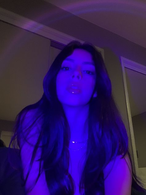 Selfie Ideas Led Lights, Led Lights Selfies Aesthetic, Led Aesthetic Pictures, Led Selfie Ideas, Night Selfie Aesthetic, Led Light Pics, Baddie Poses Selfie, Led Lights Photoshoot, Sunset Lamp Selfie