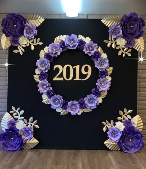 Graduation Flower Centerpieces, Farewell Decorations, Wall Hanging Decorations, Graduation Crafts, Graduation Backdrop, Paper Wall Hanging, Graduation Cap Designs, Paper Flower Decor, Paper Flower Crafts