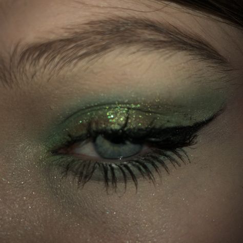 Eyeshadow For Green Blue Eyes, Fairy Core Makeup Green, Dark Green Makeup Look, Jojo Inspired Makeup, Enchanted Forest Theme Makeup, Green Sparkly Makeup, Sirencore Makeup, Fairy Core Makeup, Green Eyeshadow Looks