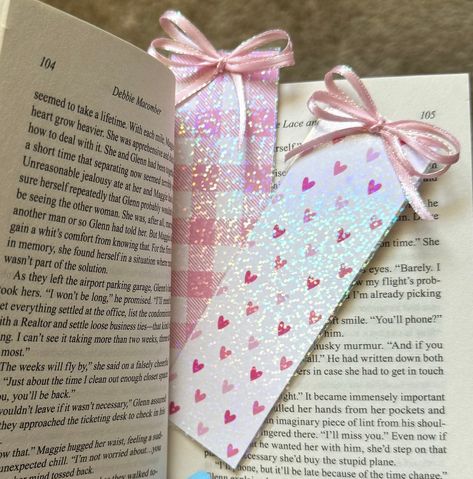 This handmade holographic bookmark is a perfect addition to any book lover's collection. With its cute pink heart or plaid coquette bow design, it is sure to make your reading experience even more enjoyable. Cute Design: The pink heart or plaid coquette bow bookmark adds a touch of cuteness to your books. *The design is printed on both sides of the bookmark* Handmade: Each bookmark is carefully crafted by hand, ensuring its uniqueness and quality. Laminated for extra protection! Holographic Effe Pink Bookmark Ideas, Girly Bookmarks, Book Mark Design, Cute Bookmarks Handmade, Coquette Bookmark, Bow Bookmark, Cute Pink Heart, Bookmark Collection, Creative School Project Ideas