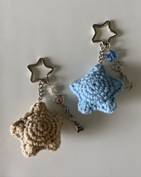 Upcycling, Crochet Keychain With Beads, Aesthetic Crochet Keychain, Crochet Phone Charm, Crochet Key Chains, Crochet Bag Charms, Crochet Keychain Ideas, Crochet Charms, Crochet Bag Charm