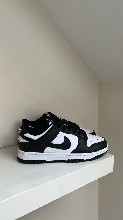 Black And White Panda Dunks, Low Dunks Outfit, Womens Dunk Low, Nike Dunks Outfit, Panda Dunks, Panda Shoes, Dunks Outfit, How To Tie Shoes, Skor Sneakers