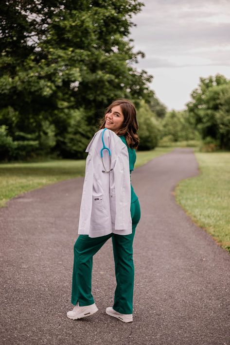 RN photo shoot Fun Graduation Pictures, Nursing School Graduation Pictures, Foto Doctor, Nursing Pictures, Nurse Pics, Nursing Graduation Pictures, College Graduation Pictures Poses, College Graduation Photoshoot, Nurse Photos