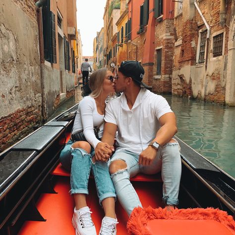 Venice Gondola Couple, Venice Couple Pictures, Venice Italy Couple Pictures, Venice Photo Ideas Couples, Venice Gondola Ride Pictures, Gondola Ride Outfit, Venice Boat, Gondola Venice, Venice Italy Gondola