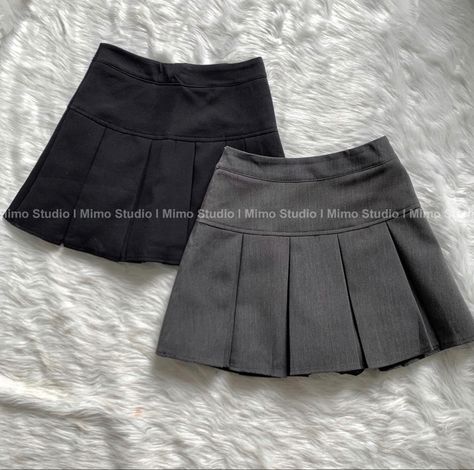Haute Couture, Couture, Goth Dark Academia Outfit, Faldas Aesthetic, Short Skirt Outfits, Pleaded Skirt, Swag Girl Style, Skirt Short, Cute Skirts