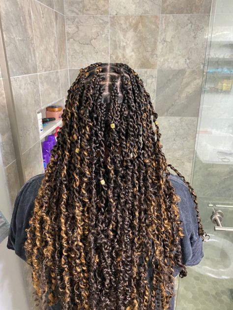 Passion Twists Multicolor, Passion Twists Hairstyle Blonde, Passion Twists Blonde And Black, Honey Brown Passion Twists, Passion Twists Hairstyle With Color, Ombre Passion Twists, Brown Passion Twists, Blonde Passion Twist, Small Passion Twists