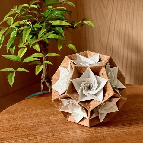 Kusudama Tutorial, Origami Inspiration, Origami Folds, Origami Kusudama, Origami Christmas, Origami Diagrams, Origami Rose, Origami Ideas, Origami Folding