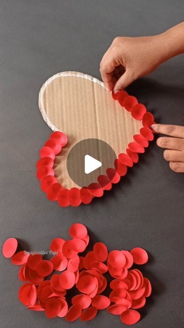 Valentines Wall Decorations, Simple Paper Craft Ideas, Easy Paper Wall Hangings, Easy Diy Home Decor Ideas, Paper Craft Heart, Paper Easy Craft, Diy Wall Decor Crafts, Fun Cardboard Crafts, Wall Craft Ideas With Paper