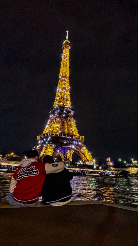 Romantic Pics In Paris, Couple In Eiffel Tower, Couples Eiffel Tower Pictures, Eiffel Tower Couple Aesthetic, Paris Eiffel Tower Couple Pictures, Couples In France, Eiffel Tower Couple Pictures, Love In Paris Aesthetic, Couple Paris Aesthetic