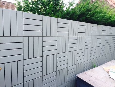 This is the hack my brother Johan. He mounted the tiles with screws directly on the concrete wall to create a IKEA RUNNEN wall fence. Ikea Runnen, Concrete Wall Covering, Ikea Garden, Decking Tiles, Ikea Outdoor, Ikea Raskog, Hacks Ikea, Hacks Kitchen, Wall Fence