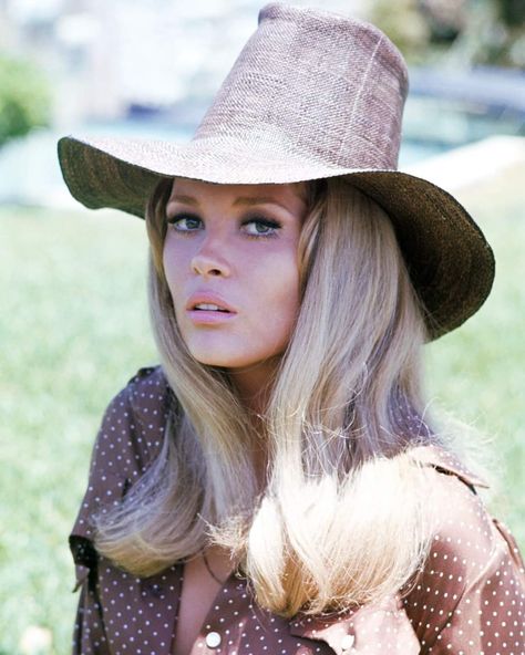 Tumblr, Heroes Actors, Classic Film Stars, And God Created Woman, Faye Dunaway, Dewy Skin, Favorite Hairstyles, Hollywood Fashion, Hair Inspiration Color