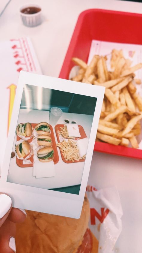 In N Out Instagram Pictures, In N Out Photoshoot Ideas, Burgers Photoshoot, In And Out Aesthetic, In N Out Photoshoot, In N Out Aesthetic, Instax Ideas, Taco John's, In And Out Burger