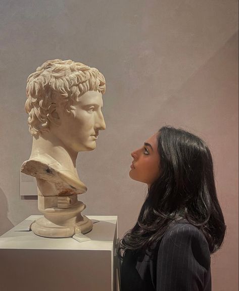 brunette with statue art museum photoshoot idea Art Gallery Pictures Ideas, Statue Photoshoot Ideas, Statues In Museum, Gallery Instagram Photos, Art Gallery Portrait, Art Gallery Photoshoot Aesthetic, Pictures In Museums, Moma Picture Ideas, Photoshoot At Museum