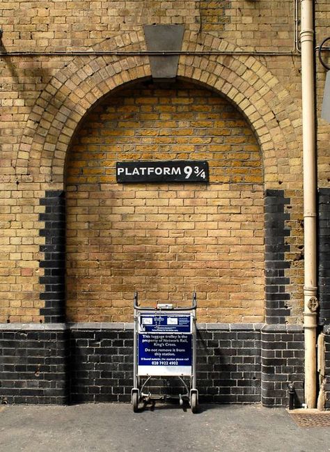Platform 9 3/4 at King's Cross Station // Free // Plus, other HP locations in London Harry Potter Locations London, Harry Potter Locations, Harry Potter London, Harry Potter Platform, Kings Cross Station, Tapeta Harry Potter, Harry Potter Wall, Buku Harry Potter, Images Harry Potter
