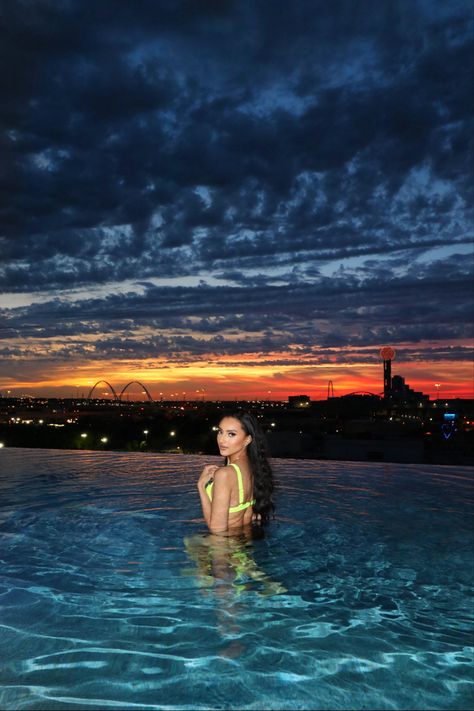 Pose In Pool Photo Ideas, Pool Ideas Photoshoot, Pictures At Pool Ideas, Night Pool Poses Photo Ideas, Photography Pool Photo Ideas, Swimming Pool Post Ideas, Infinity Pool Instagram Pictures, Sunset Pool Pictures, Photos In Pool Ideas