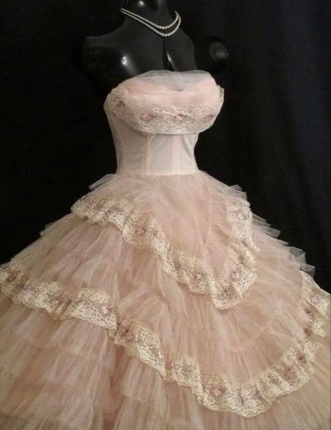 50s Prom, Prom Dress Inspo, Roses Dress, Mode Kawaii, Prom Season, Quince Dress, Prom Dress Inspiration, Vintage Gowns, Fairytale Dress