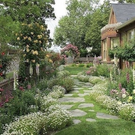 Fresco, Home Goals, Small Courtyard Gardens, Front Garden Landscape, Aesthetic Garden, Fall Garden Vegetables, Garden Vegetables, Recycled Garden, English Cottage Garden