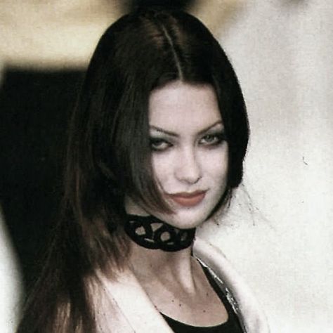 Goth Glam Aesthetic, 70s Goth Aesthetic, Vamp Goth Aesthetic, Shalom Harlow Aesthetic, Goth Celebrities, 90s Goth Hair, 90s Vampire Aesthetic, Goth 60s, Goth Outfit Aesthetic