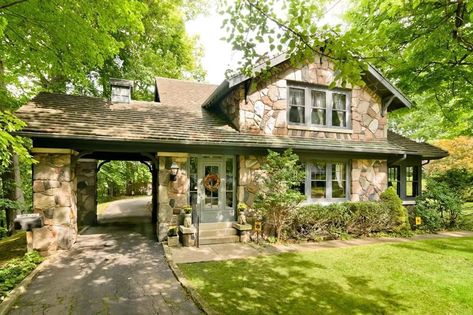 Rock House Exterior, House With Character, Stone Cottage Homes, Small Stone House, Stone House Plans, Cabin Home Decor, Stone Cabin, Stone Exterior Houses, Cabin Home