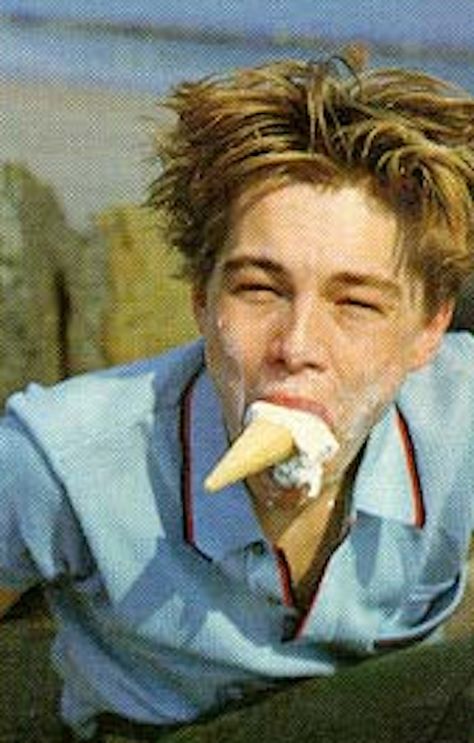 Did someone hit you in the face with this ice cream cone? 26 most puzzling pics of Leo DiCaprio Gossip Girls, Funny Face Pictures, Leonardo Dicaprio Now, Leonardo Dicaprio Funny, Funny Faces Pictures, Leonardo Dicapro, Leonardo Dicaprio 90s, Young Leonardo Dicaprio, Leo Dicaprio