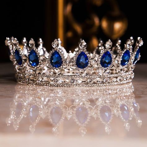 21.4.2017 Today, Queen Elizabeth II celebrates her 91st birthday. Earlier this year, Her Majesty became the first British monarch to commemorate a Sapphire Jubilee! Sapphire Crown King, Sapphire Crown Aesthetic, Queen Elizabeth Ii Jewelry, Saphire Aesthetics, Crown Aesthetic Queens, Coronation Aesthetic, Royal Tiaras And Crowns, Dark Blue Crown, Sapphire Aesthetic