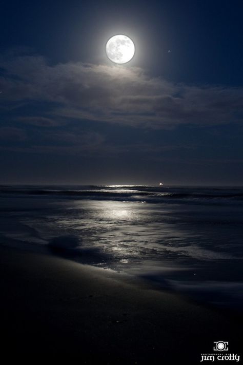 Night Sky Moon, Ocean At Night, Beach At Night, Beach Night, Sky Moon, Moon Pictures, Moon Photography, Good Night Moon, Night Vibes