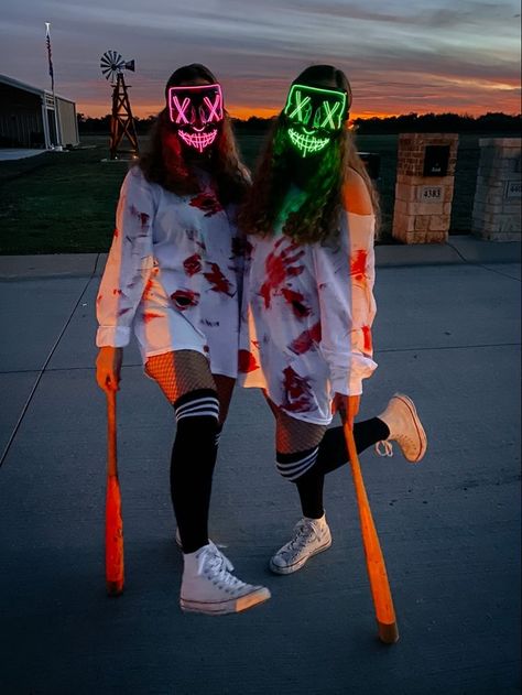 Halloween Costumes For 4 Friends Scary, Halloween Costumes Matching Bff Scary, Scary Matching Costumes For Best Friends, Bestie Halloween Costumes Scary, Hollwen Costum Ideas, Bff Costume Ideas For 2 Scary, Halloween Costumes For Duos Scary, Best Friend Halloween Costumes For 2 Scary, Best Friend Scary Halloween Costumes