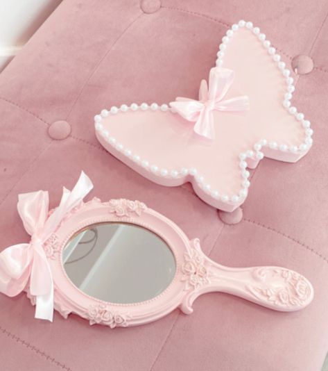 Material: Resin, Glass Size: 26.50X11.50X2.00cm Pastel, Cute Hand Mirror, Kawaii Mirror, Pink Bow Aesthetic, Micro Pig, Moodboard Pink, Princess Mirror, Makeup Kit For Kids, Soft Pink Theme