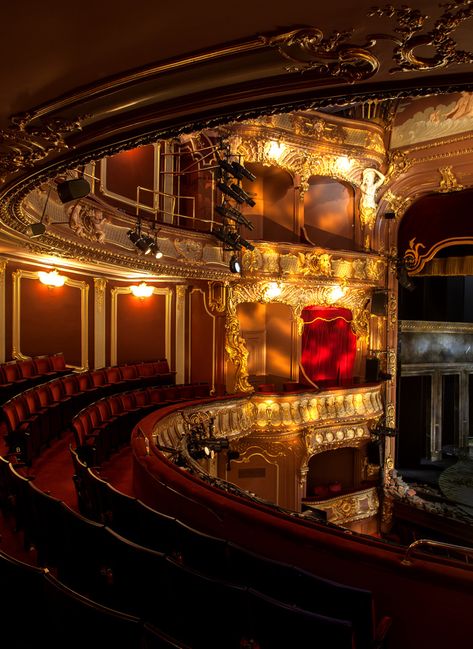 10 Beguiling Images Of London's Iconic Theatres... Totally Empty | Londonist De Stijl, Theater Academia, Medieval Room, Aesthetic Border, Theatre Academia, Theatre Aesthetic, Theatre Inspiration, Apollo Theater, Theatre London