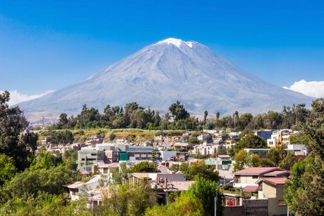 Volcán misti en arequipa en perú Foto Pr... | Premium Photo #Freepik #photo #ciudad Campinas, Cathedral Basilica, White Building, Santa Catalina, Colonial Architecture, White City, Number Two, Couples Photoshoot, Travel Bucket List