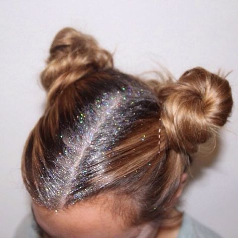 Glitter Roots Hair, Houseparty Outfits, Look Da Festival, Official Hairstyle, Music Festival Hair, Glitter Roots, Fest Outfits, Festival Inspo, Festival Glitter