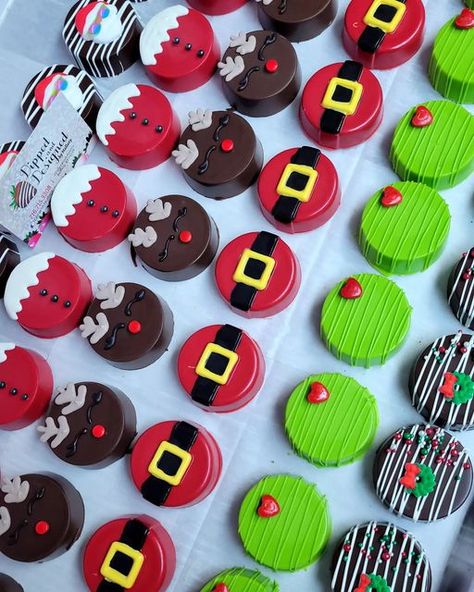 Dipped & Designed by Mallory on Instagram: "These Christmas treats are almost too cute to eat! #chocolateoreos #oreos #chocolatedipped #christmasgifts #christmasmood #customtreats #treatbusiness #treatshop #christmasoreos #chocolatecoveredtreats" Christmas Treats Oreos, Christmas Oreo Recipes, Holiday Dipped Oreos, Christmas Oreo Pucks, Chocolate Covered Oreos For Christmas, Oreo Holiday Treats, Oreo Cookie Designs, Choc Covered Oreos Christmas, Christmas Chocolate Oreos