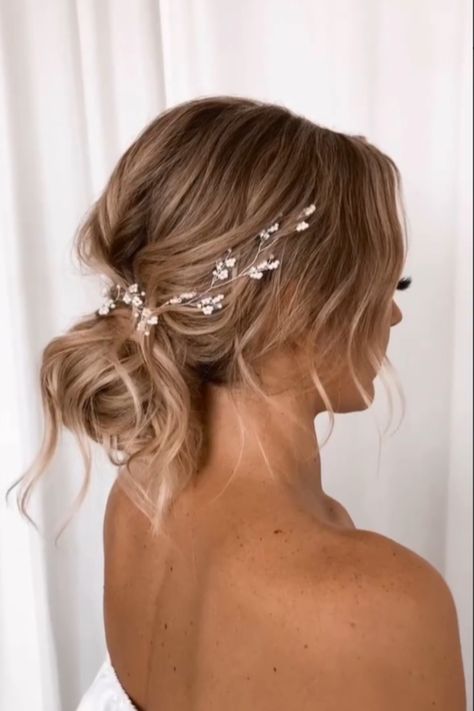 Find your dream bride hairstyle for medium length hair, whether you want mid length bride hairstyles that are down, half up half down, updo, or with veil. We have the perfect bridal hairstyles for medium length curly, wavy, and straight hairstyles. Click through for best medium length wedding hair for brides and shoulder length bridal hair. Beach Updo Wedding, Updo For Beach Wedding, Bridal Hairstyles Medium Hair, Beach Wedding Hair Styles, Beach Bridal Hairstyles, Half Up Half Down Bridesmaid Hair Short, Beach Wedding Hairstyles Medium, Bridal Hair Mid Length, Bride Hairstyles Medium Length