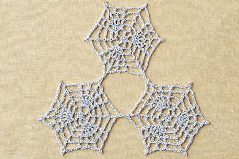 Couture, Amigurumi Patterns, Tela, Crochet Spider Web Square, Spiderweb Garland Crochet Pattern Free, Crochet Spider Web Doily, How To Make A Spider Web With Yarn, Crochet Halloween Squares, Crochet Web Pattern