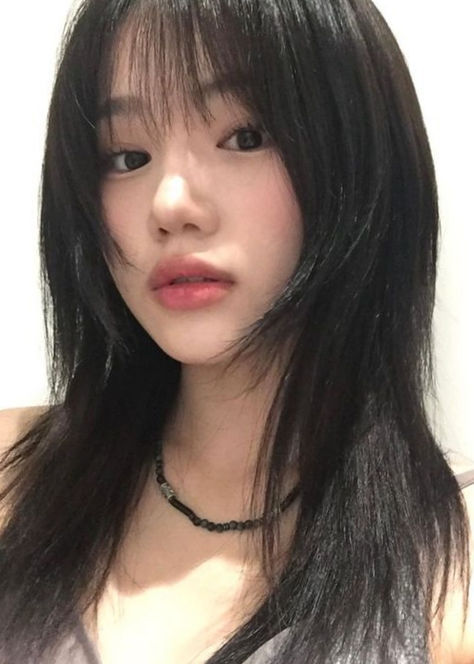 Korean layered haircut : hush cut Himecut Long Hair, Korean Side Part Hair, Cute Retro Hairstyles, Black Sleeve Outfit, Asian Haircut Medium Round Faces, Wispy Bangs Asian, Korean Hair Cuts, Mid Length Hair Asian, Haircut Inspo Long